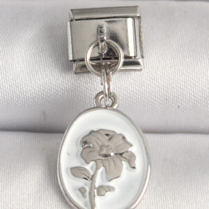 316L Çelik Gümüş Renk Çiçek İşlemeli Beyaz Portre Model Nomination Charm BC1214