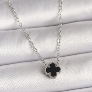 316L Çelik Gümüş Renk Siyah Yonca Model Kadın Kolye BKO10022