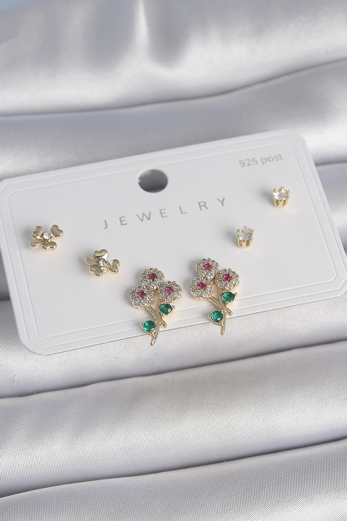 Pirinç Gold Renk Renkli Zirkon Taşlı Çiçek Model Yaprak Detay 925 Ayar Gümüş Çivi Kadın Küpe Seti BKP10486