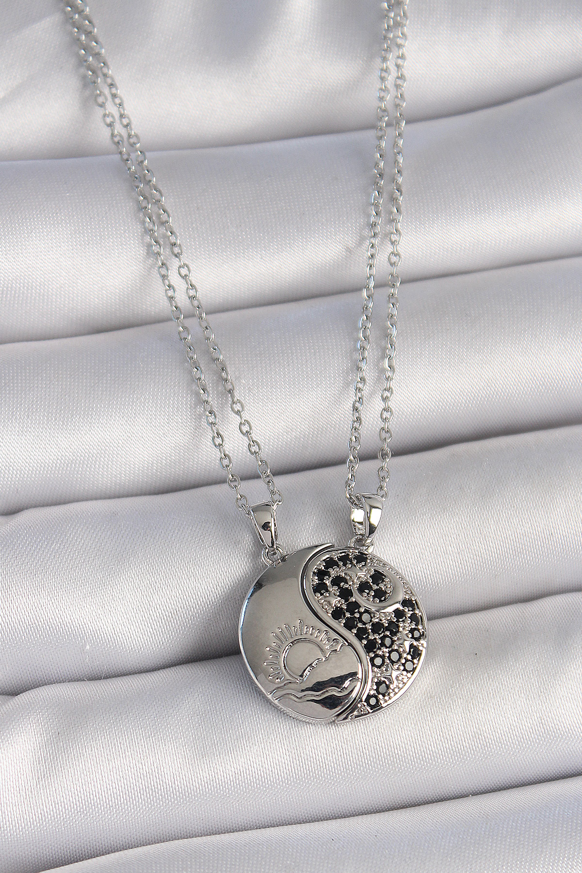 316L Çelik Gümüş Renk Zincir Zirkon Taşlı Ying Yang Model Gün Batımı İşlemeli Arakdaşlık Kadın Kolye BKO10028