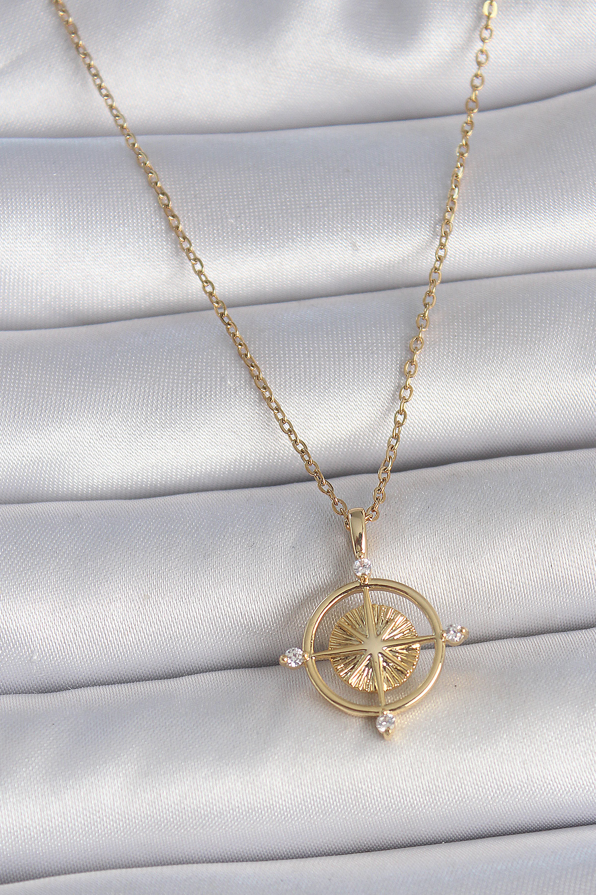316L Çelik Gold Renk Zincir Zirkon Taşlı Pusula Model Kadın Kolye BKO10039