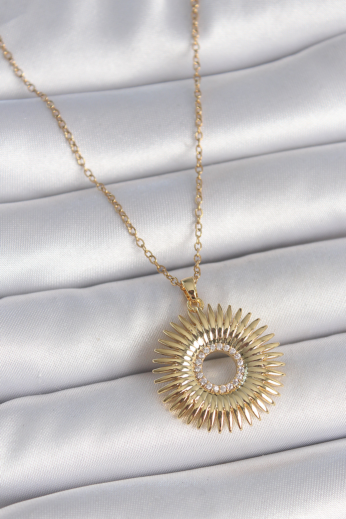 316L Çelik Gold Renk Zincir Zirkon Taşlı Nova Yıldız Model Kadın Kolye BKO10047