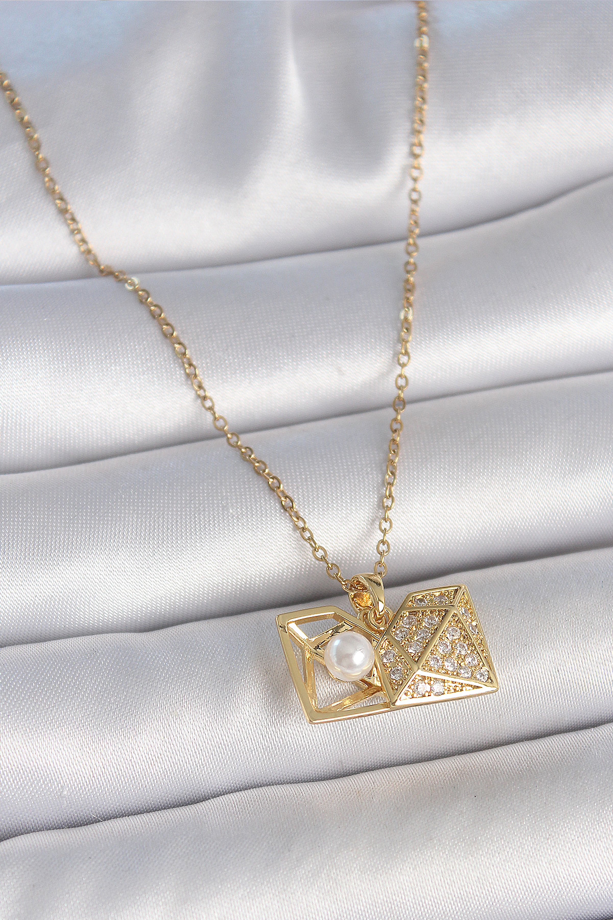 316L Çelik Gold Renk Zincir Zirkon Taşlı Açılır İncili Elmas Model Kadın Kolye BKO10049