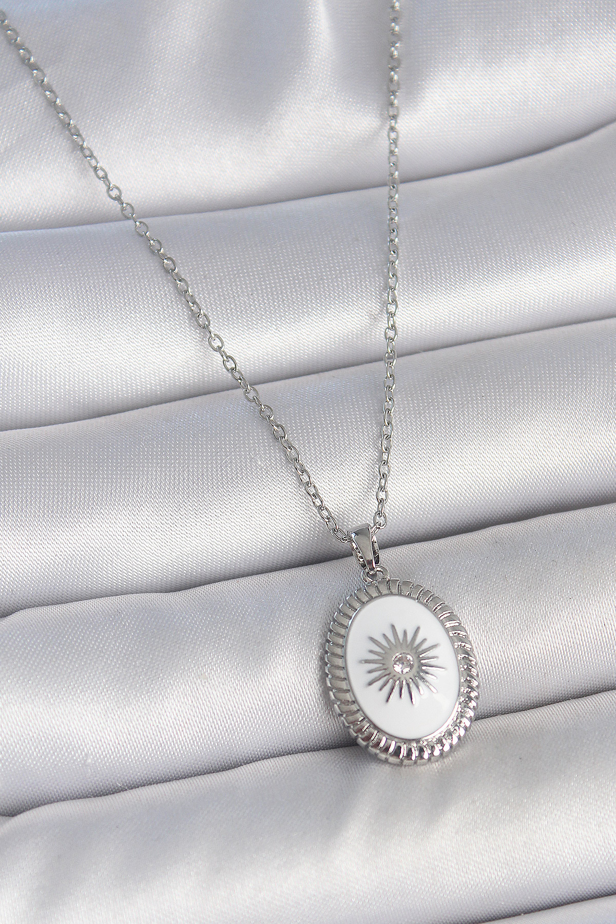 316L Çelik Gümüş Renk Beyaz Mineli Güneş İşlemeli Nazar Boncuk Detay Madalyon Model Kadın Kolye BKO10054