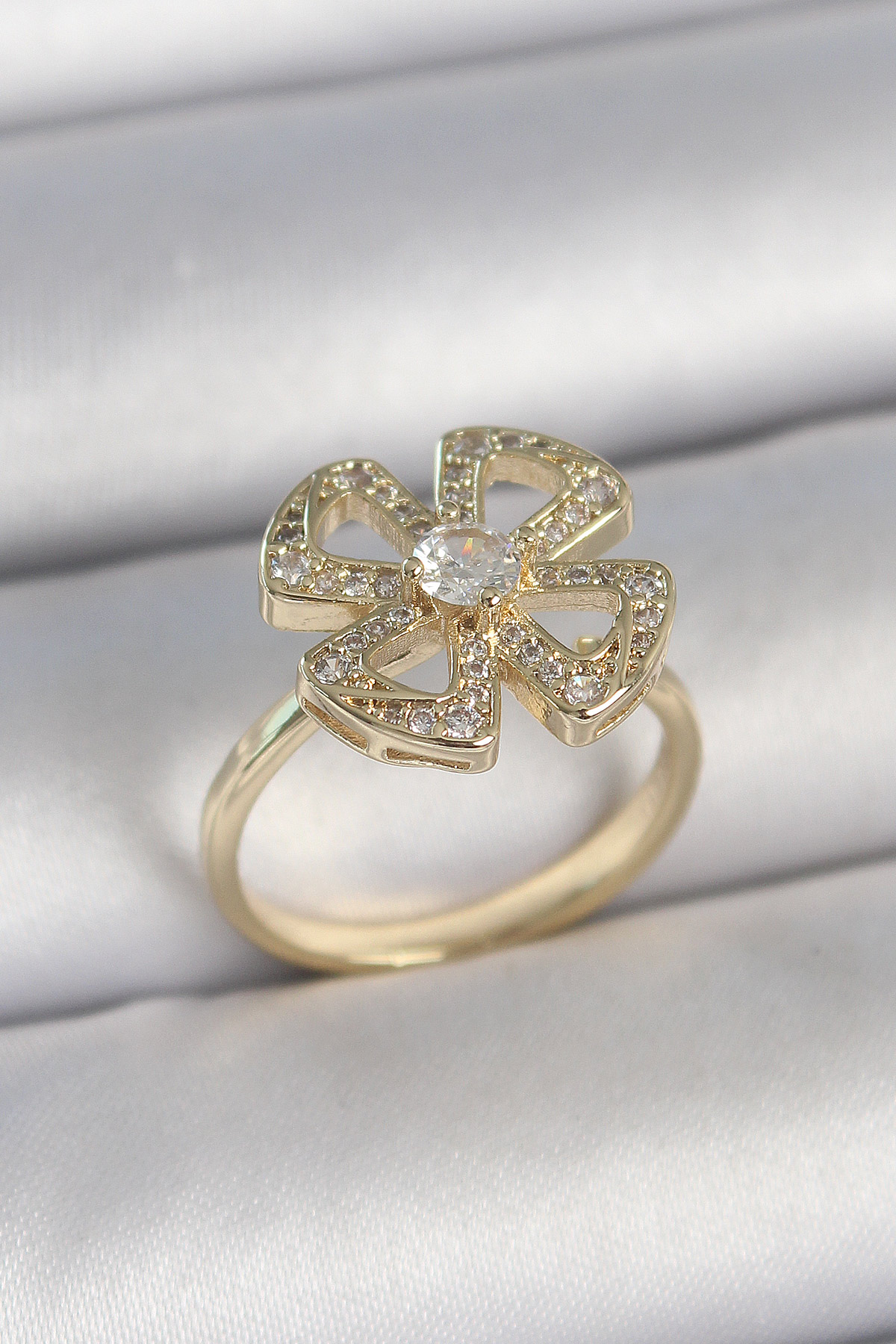 Pirinç Gold Renk Zirkon Taşlı Yonca Model Ayarlanabilir Kadın Yüzük BYK3719