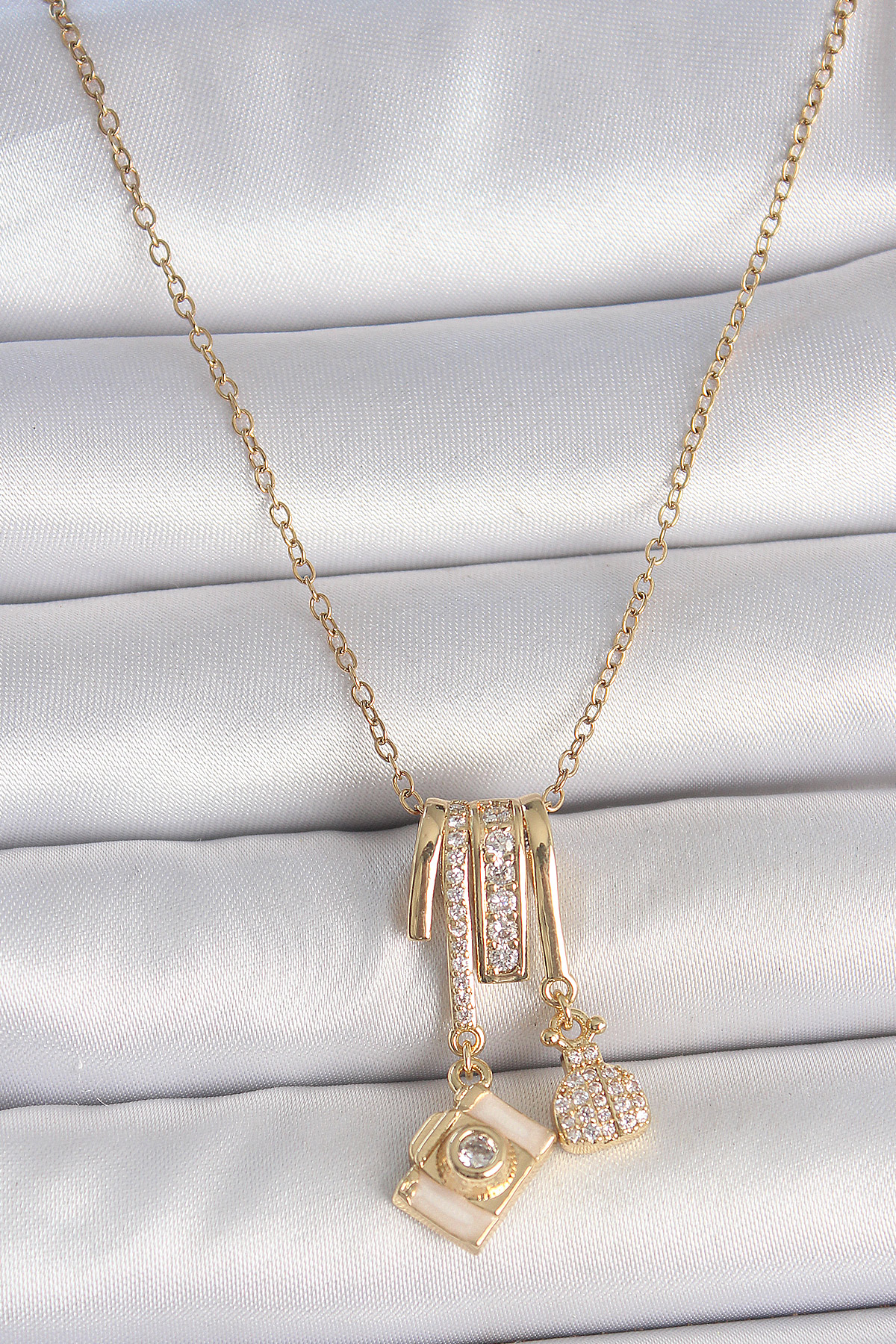 316L Çelik Gold Renk Zirkon Taşlı Sallantı Fotoğraf Makinası Figür Charm Kadın Kolye BKO10097