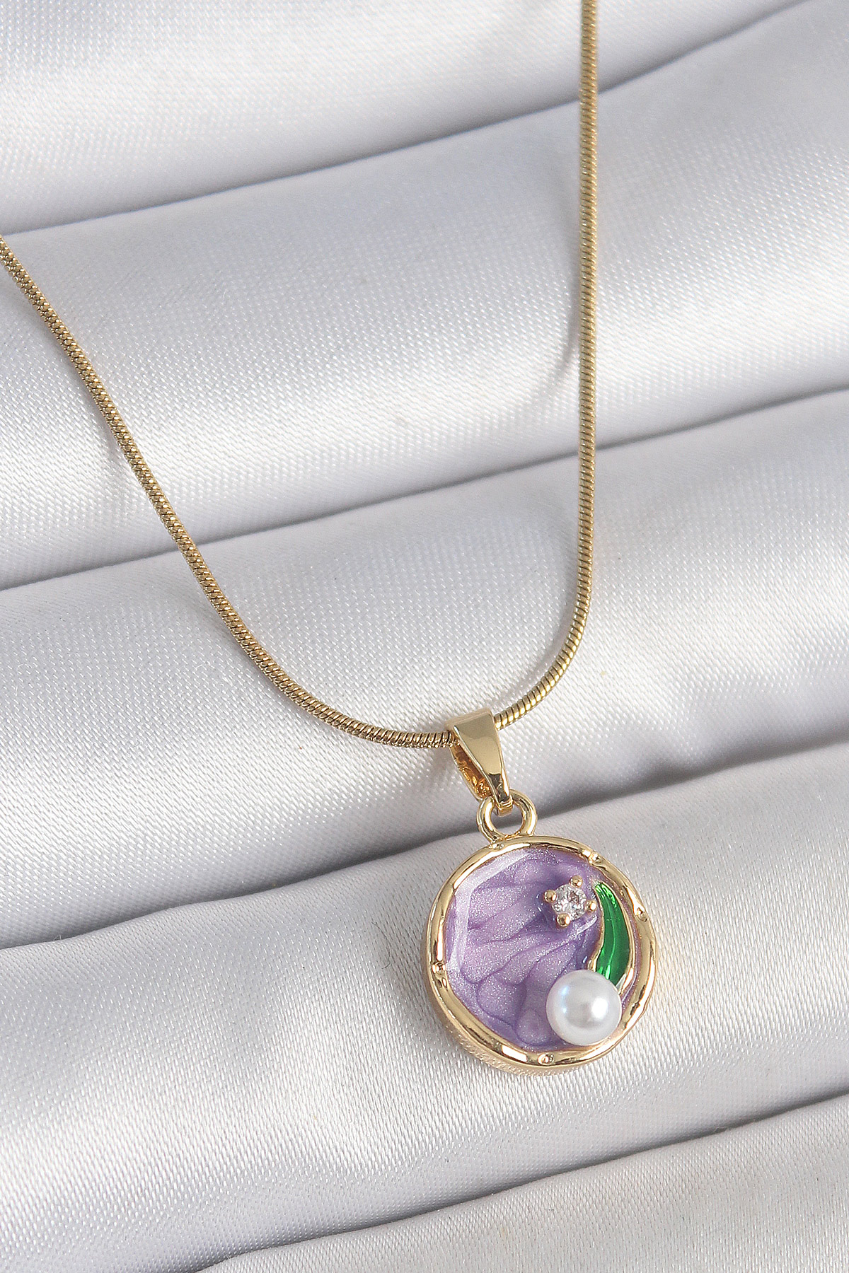 316L Çelik Gold Renk Zincir Mor Çiçek İşlemeli Zirkon Taş İnci Detaylı Minimal Portre Model Kadın Kolye BKO10134