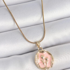 316L Çelik Gold Renk Zincir Pembe Mineli Çiçek İşlemeli Portre Model Kadın Kolye BKO10165