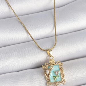 316L Çelik Gold Renk Zincir Mavi Mineli Çiçek İşlemeli Zirkon Taşlı Kelebek Detay Portre Model Kadın Kolye BKO10189