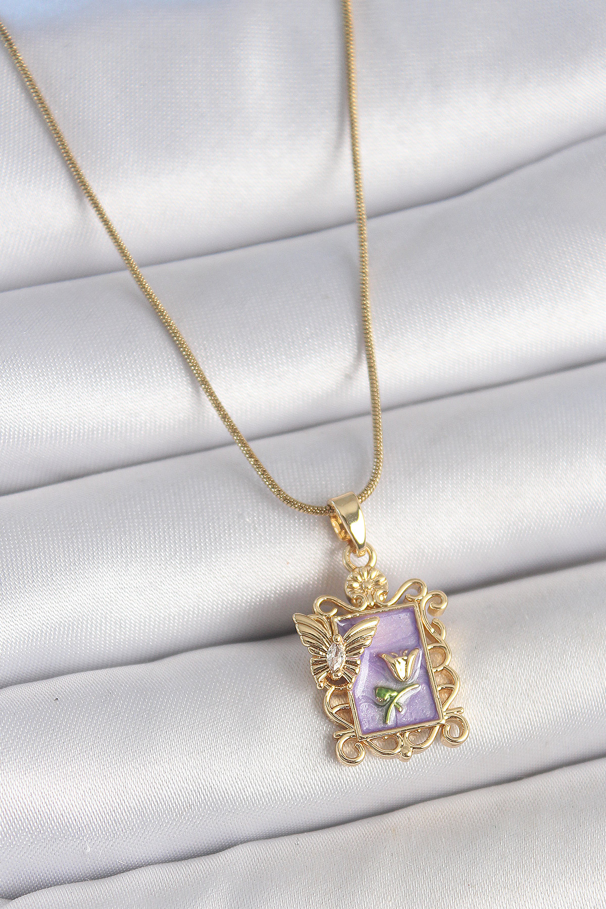 316L Çelik Gold Renk Zincir Mor Mineli Çiçek İşlemeli Zirkon Taşlı Kelebek Detay Portre Model Kadın Kolye BKO10190