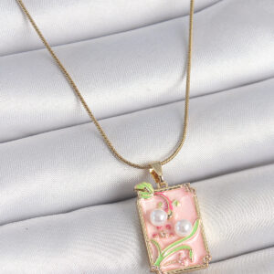 316L Çelik Gold Renk Zincir Pembe Mineli İncli Çiçek İşlemeli Portre Model Kadın Kolye BKO10193