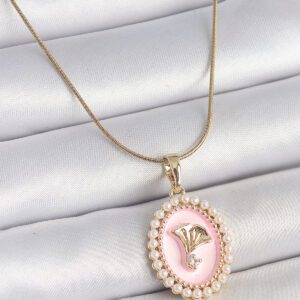 316L Çelik Gold Renk Zincir Pembe Mineli İncli Zirkon Taşlı Çiçek İşlemeli Portre Model Kadın Kolye BKO10194