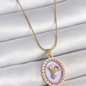 316L Çelik Gold Renk Zincir Mor Mineli İncili Zirkon Taşlı Çiçek İşlemeli Portre Model Kadın Kolye BKO10195