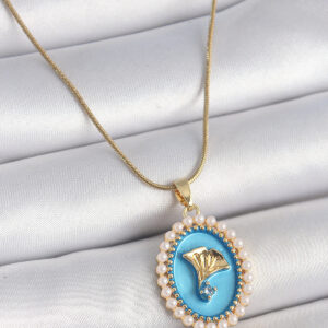 316L Çelik Gold Renk Zincir Mavi Mineli İncili Zirkon Taşlı Çiçek İşlemeli Portre Model Kadın Kolye BKO10196