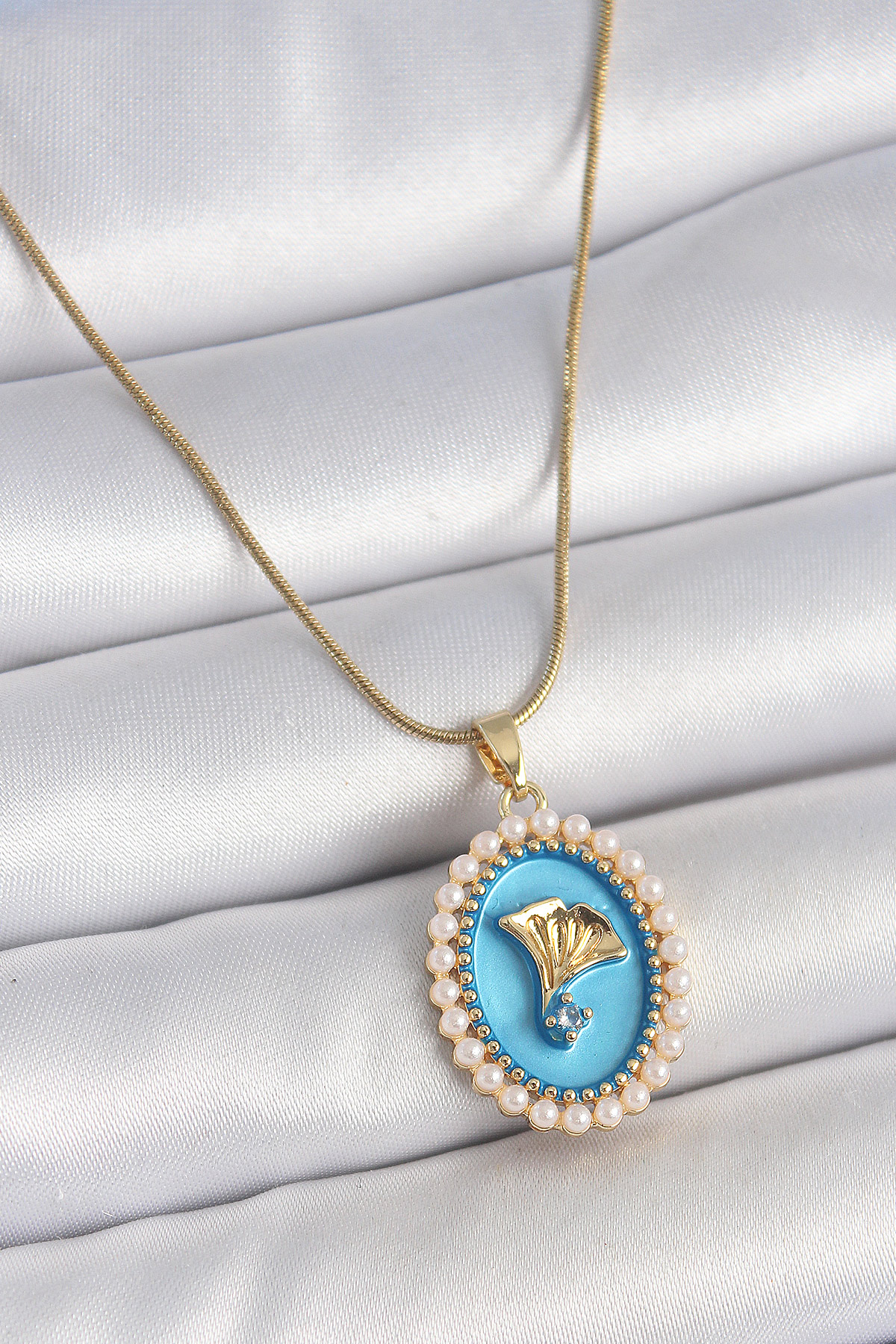 316L Çelik Gold Renk Zincir Mavi Mineli İncili Zirkon Taşlı Çiçek İşlemeli Portre Model Kadın Kolye BKO10196