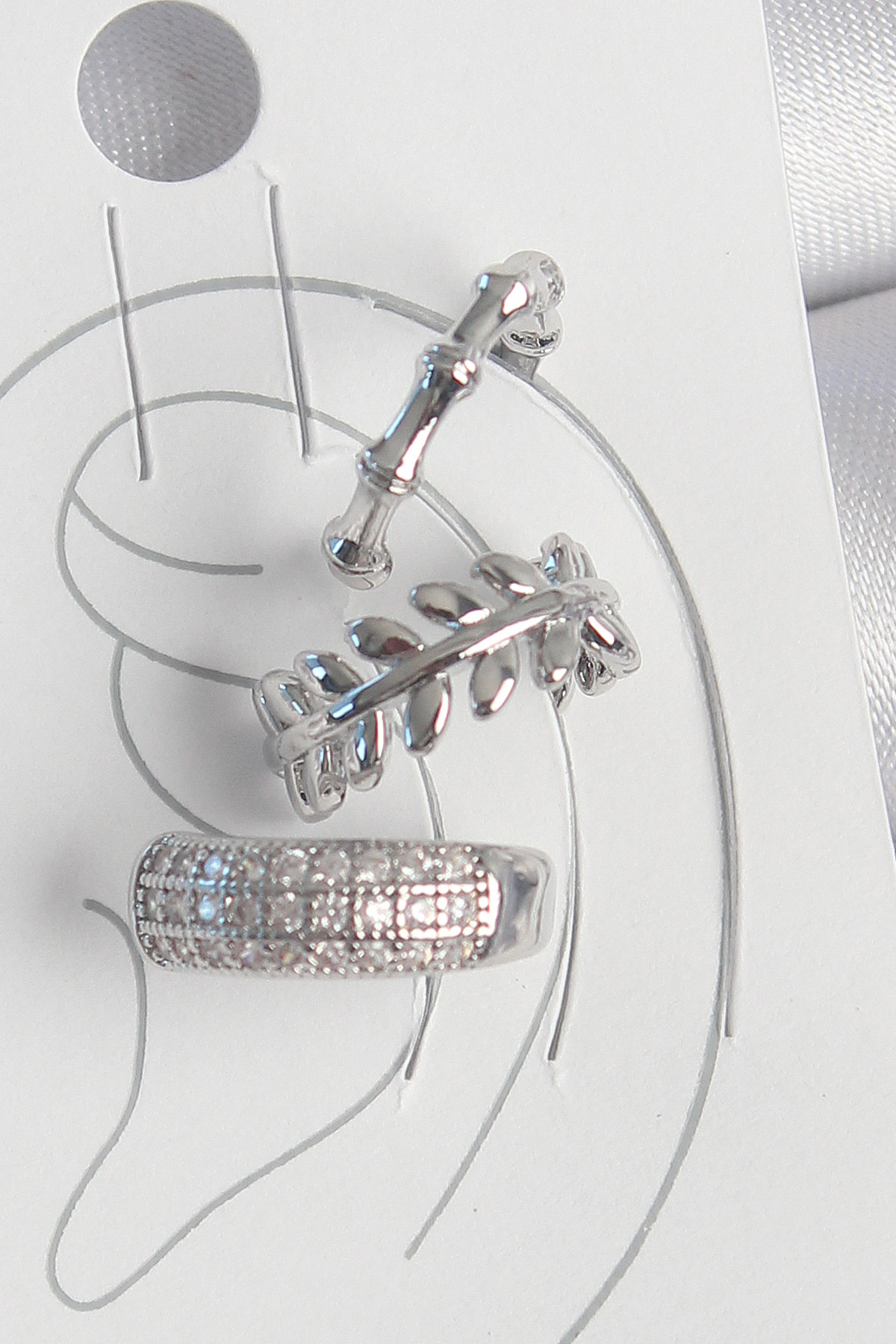 Pirinç Gümüş Renk Zirkon Taşlı 3'Lü Model Yaprak Figür Kadın Kıkırdak Küpe BKP10564