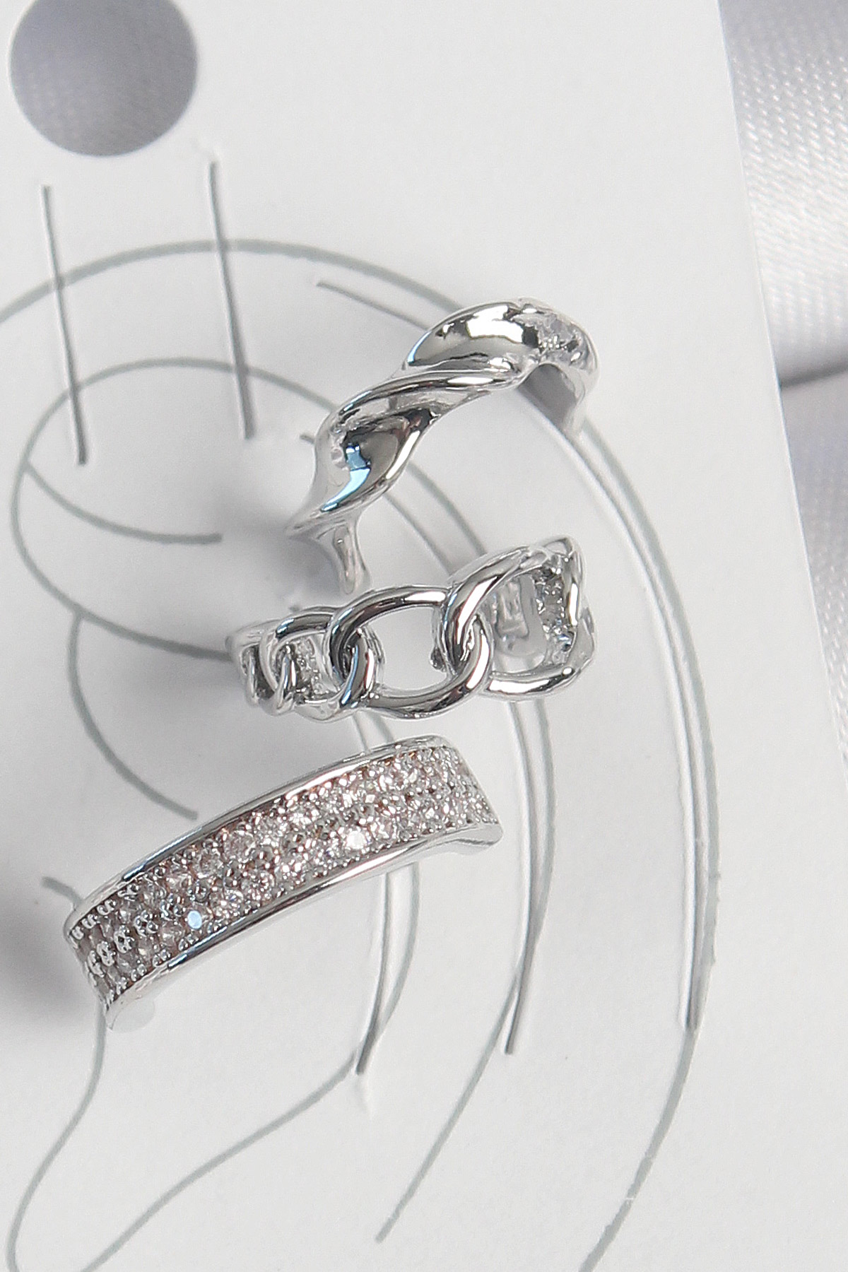 Pirinç Gümüş Renk Zirkon Taşlı 3'Lü Zincir Sarmal Model Kadın Kıkırdak Küpe BKP10565