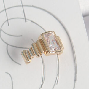 Pirinç Gold Renk Kare Zirkon Taşlı Kadın Kıkırdak Küpe BKP10586