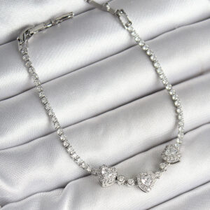 Pirinç Sıralı Kalp Figürlü Zirkon Taşlı Gümüş Renk Kadın Bileklik BB6980