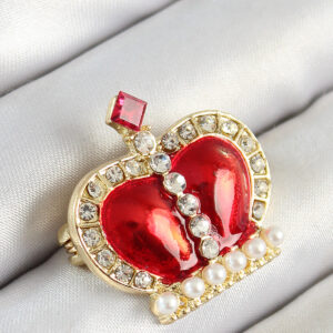 Zirkon Taşlı İnci Detaylı Kırmızı 3D Kraliçe Taç Figürlü Gold Renk Kadın Broş BR441