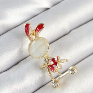 Zirkon Taş Detaylı Kırmızı 3D Scooter Süren Tavşan Kız Figürlü Gold Renk Kadın Broş BR443