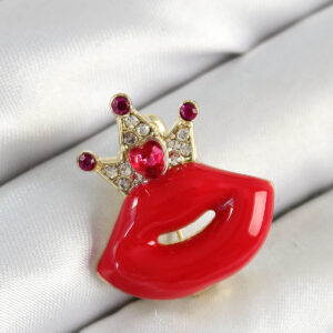 Zirkon Taşlı Kraliçe Taç Detaylı 3D Kırmızı Dudak Figürlü Gold Renk Kadın Broş BR449