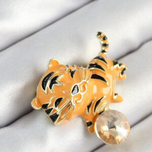 Zirkon Taşlı Siyah Çizgili Turuncu Kaplan Figürlü Gold Renk Kadın Broş BR455