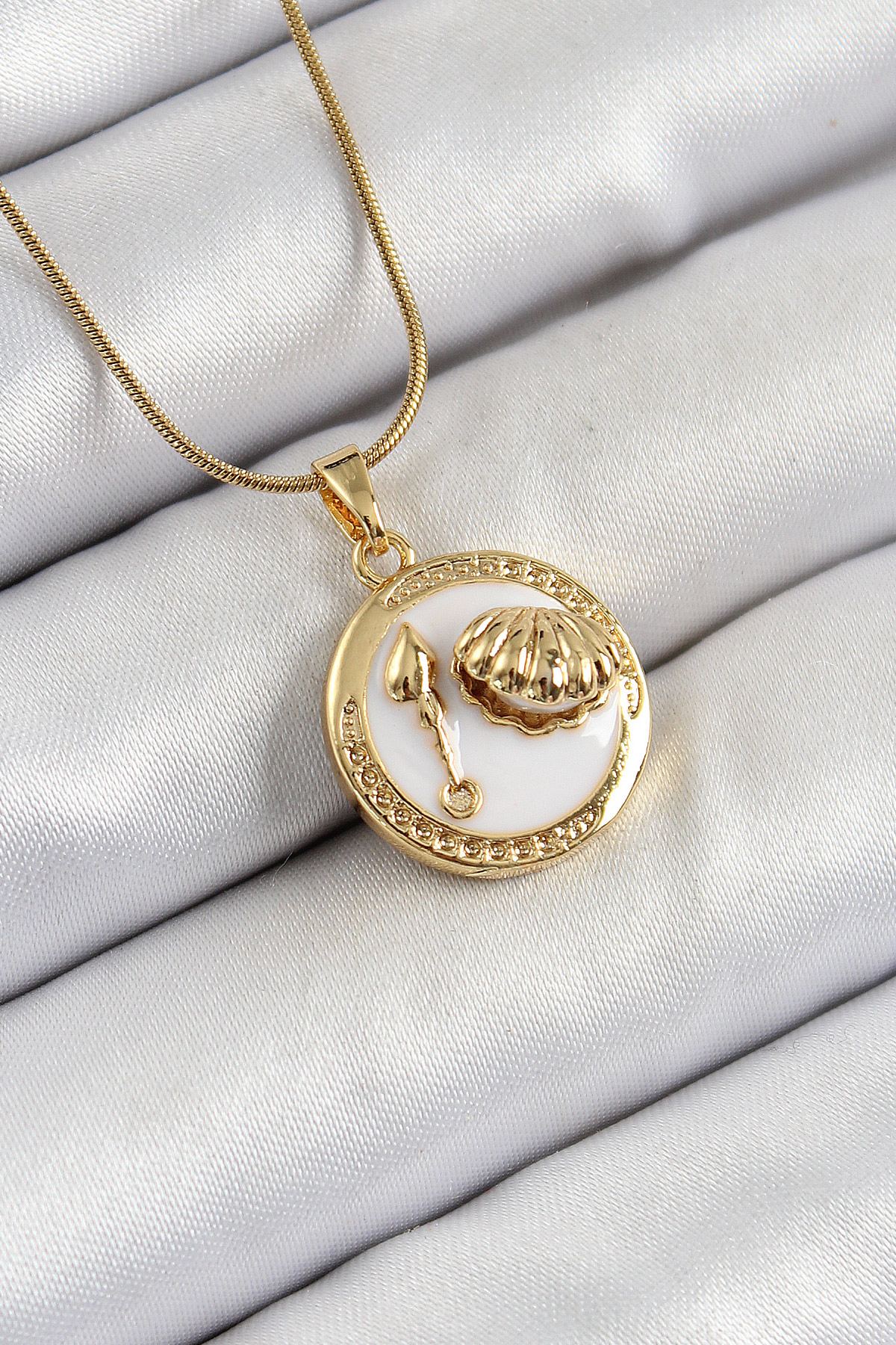 316L Çelik Zincir Beyaz Mineli Sanatsal Portre İstiridye Model Gold Renk Kadın Kolye BKO10267