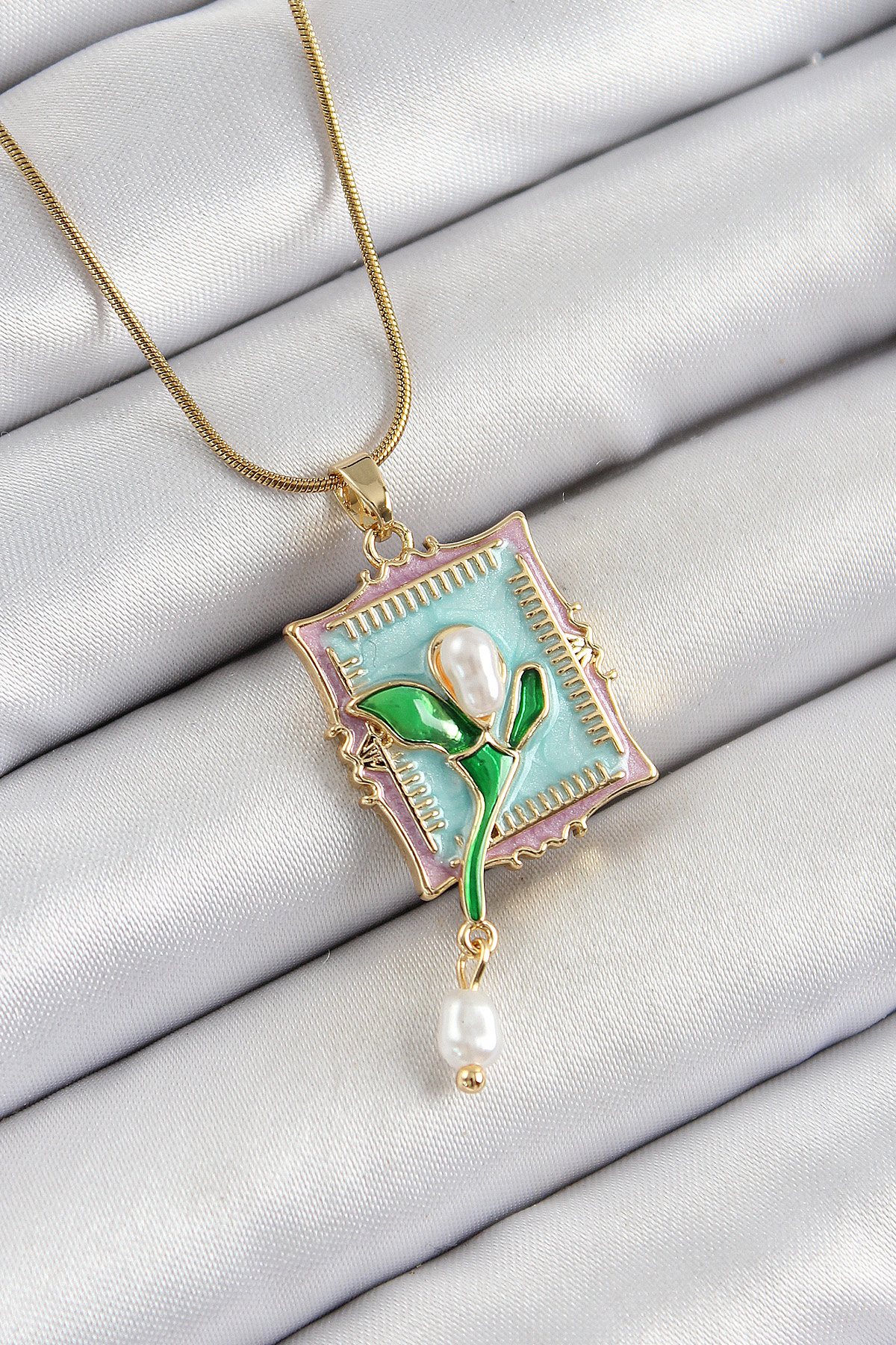 316L Çelik Zincir Turkuaz Sanatsal Portre Sallantılı İnci Detaylı Lale Model Gold Renk Kadın Kolye BKO10280