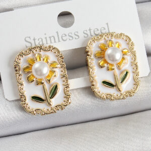 Pirinç Beyaz Mineli Papatya Figürlü Sanatsal Portre Model Gold Renk Kadın Küpe BKP10686