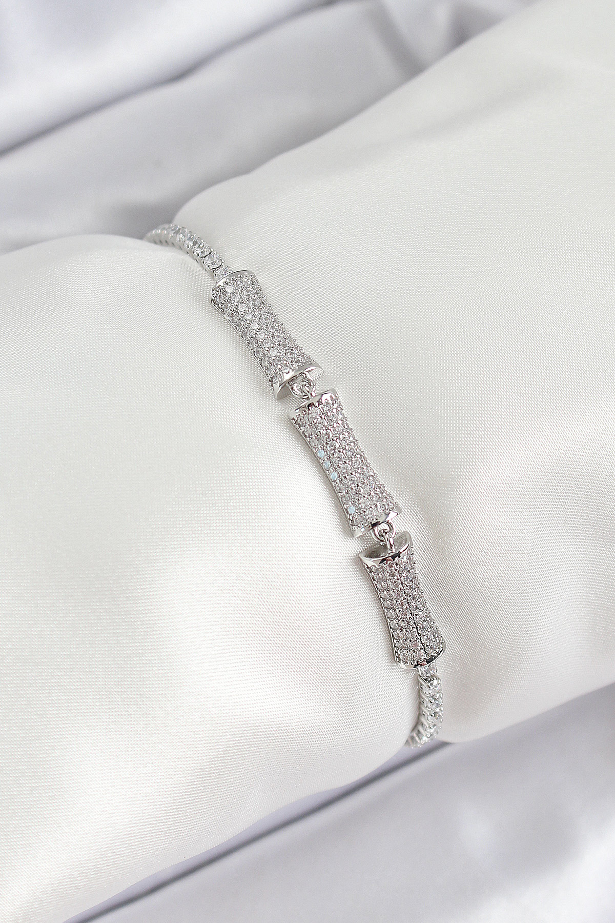 Pirinç Gümüş Renk Zirkon Taşlı Kemik Model Kadın Bileklik BB7071