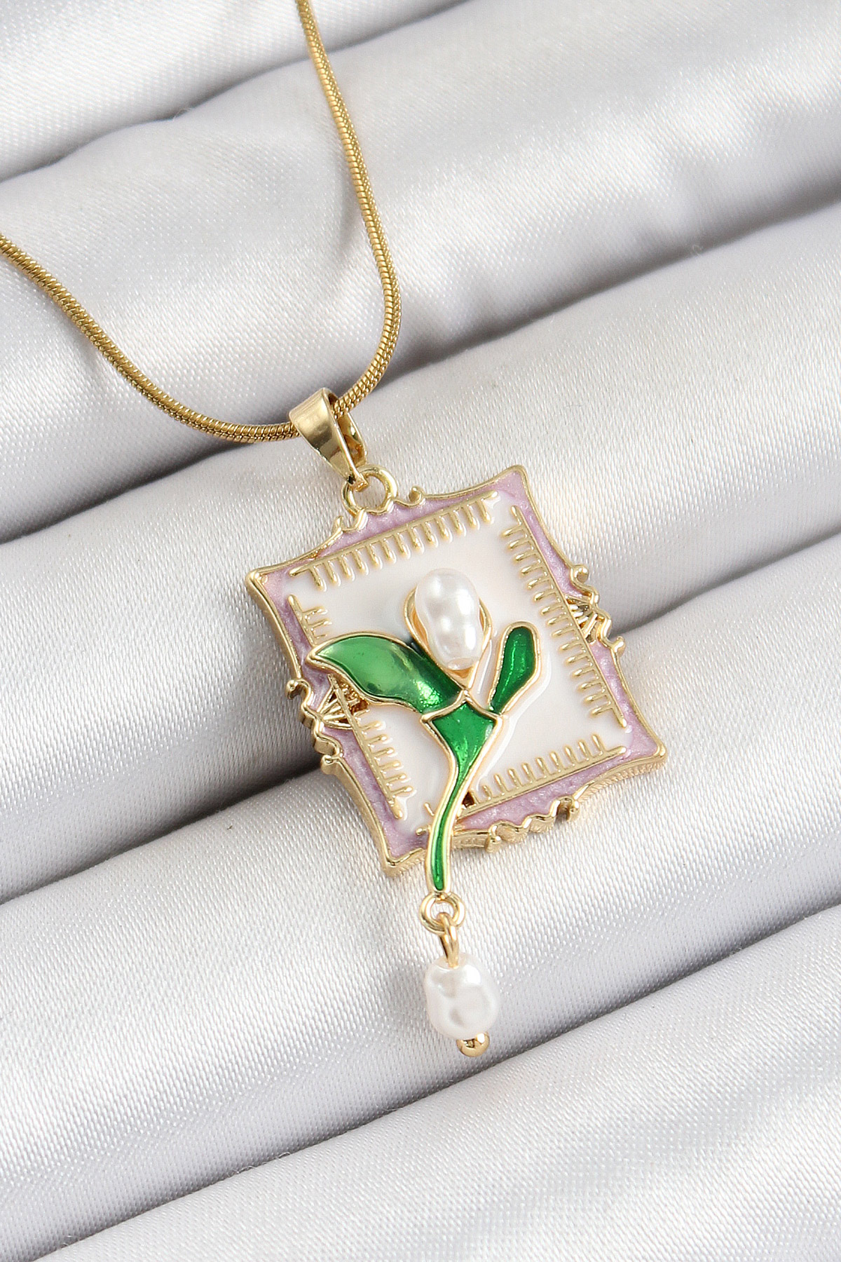 316L Çelik Zincir Beyaz Sanatsal Portre Sallantılı İnci Detaylı Lale Model Gold Renk Kadın Kolye BKO10308