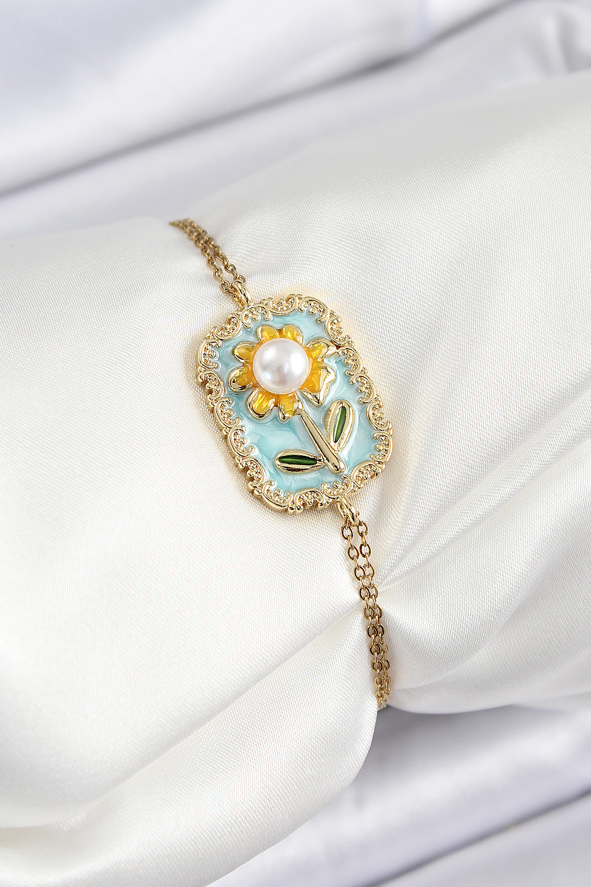 316L Çelik Zincir Turkuaz Mineli Sanatsal Portre İnci Detaylı Papatya Model Gold Renk Kadın Bileklik BB7230