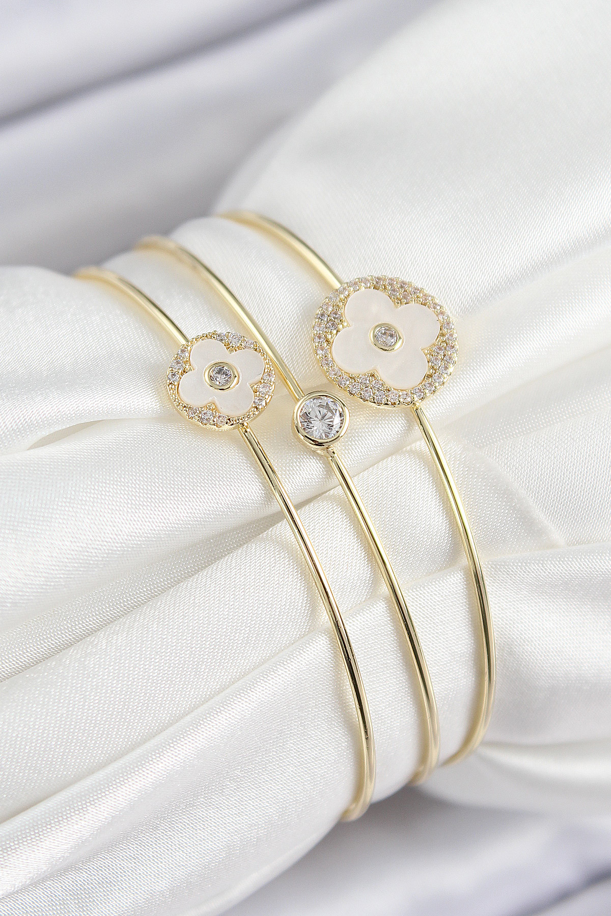 Pirinç Zirkon Taşlı Yonca Model Gold Renk Vip 3'lü Kadın Bileklik BB7336