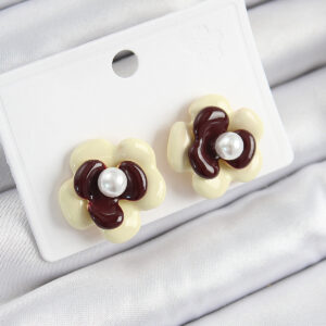 İnci Detaylı Krem Kahverengi Renk Papatya Model Kadın Küpe BKP10859