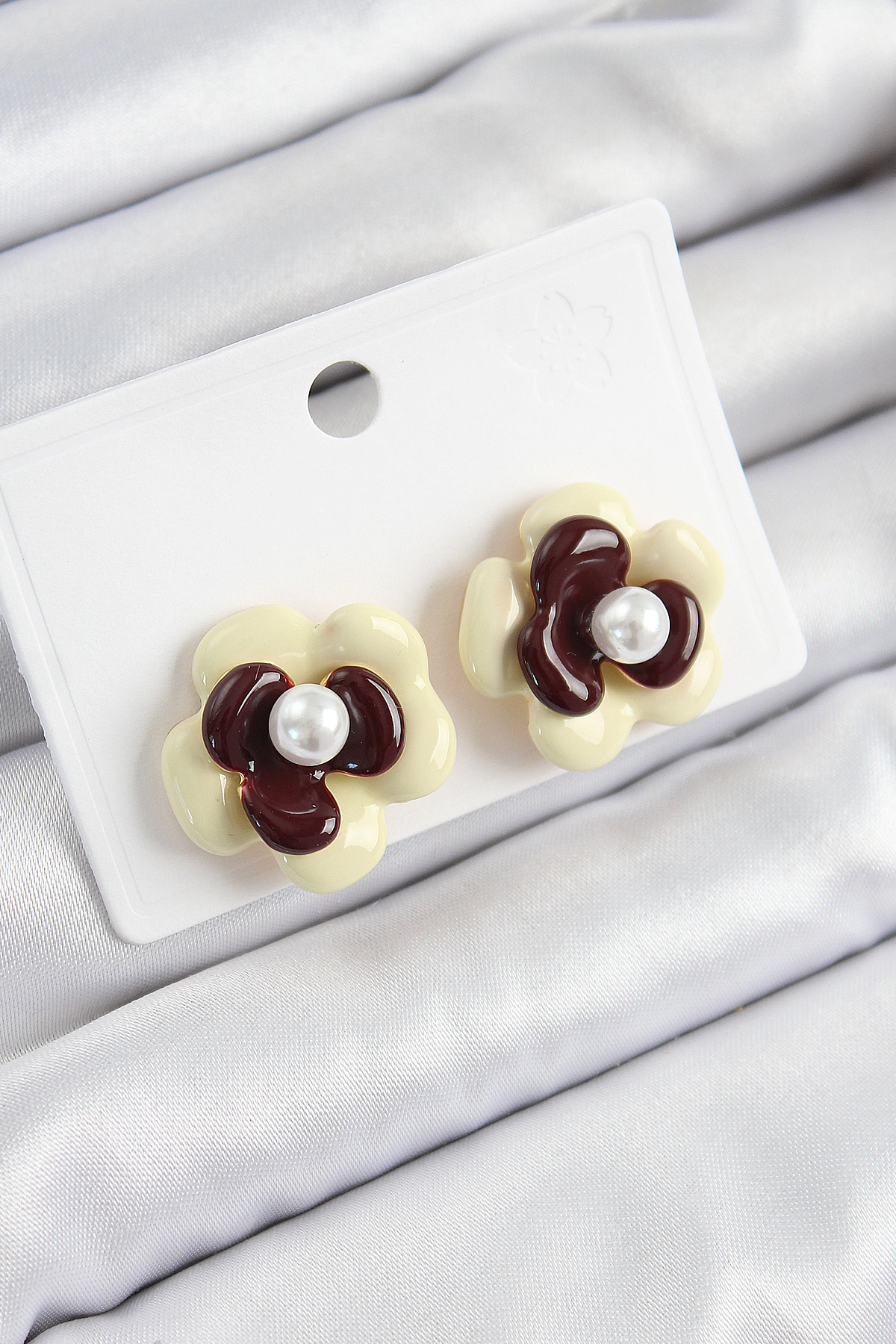 İnci Detaylı Krem Kahverengi Renk Papatya Model Kadın Küpe BKP10859