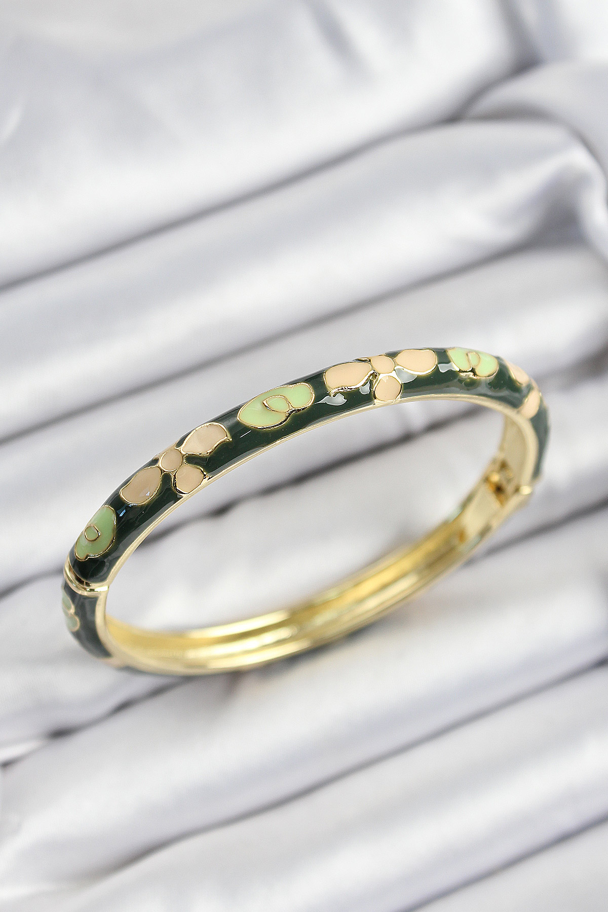 Mineli Pirinç Krem Ve Yeşil Çiçek Motifli Gold Renk Kadın Kelepçe BB7400