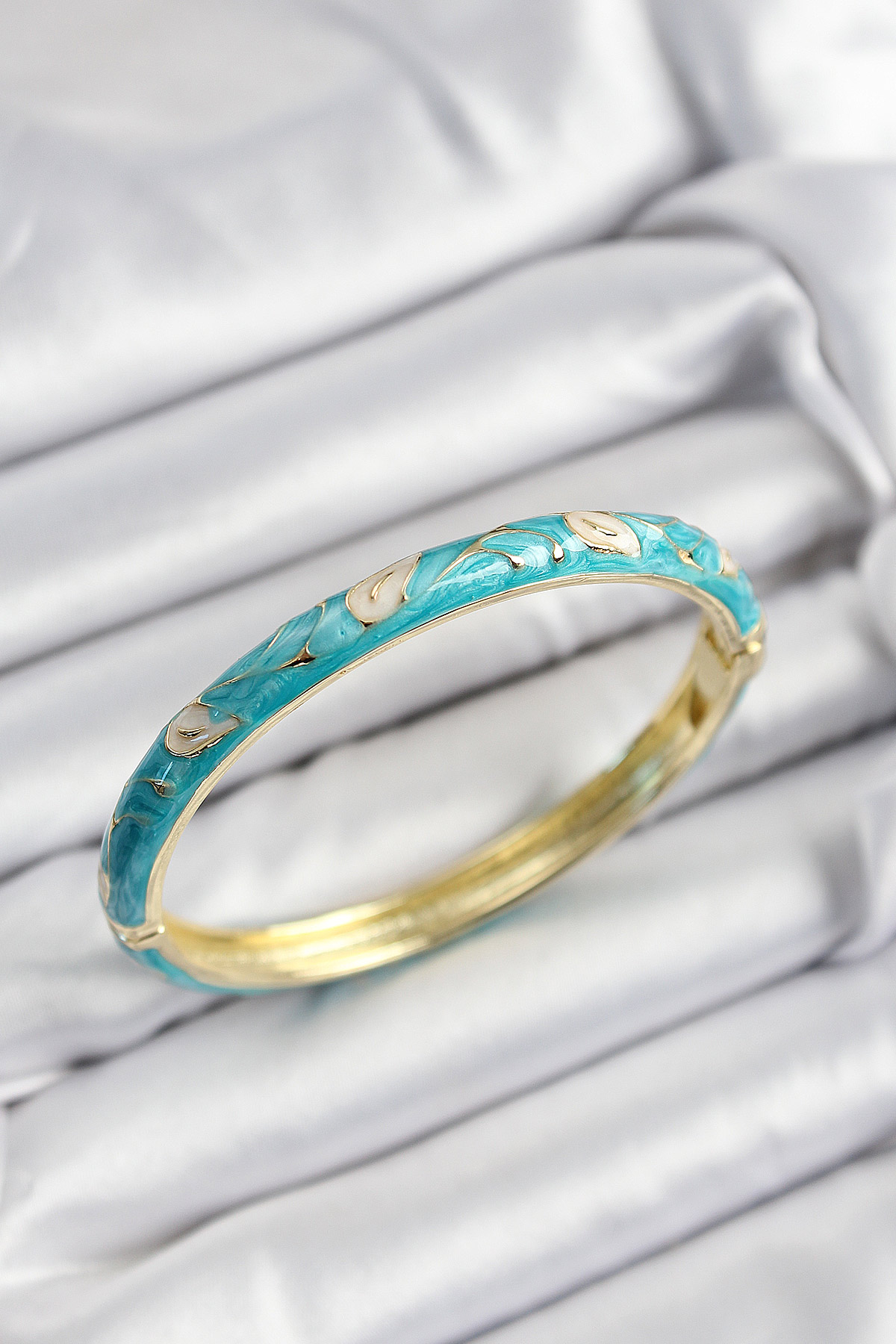 Mineli Pirinç Krem Ve Turkuaz Yaprak Motifli Gold Renk Kadın Kelepçe BB7421