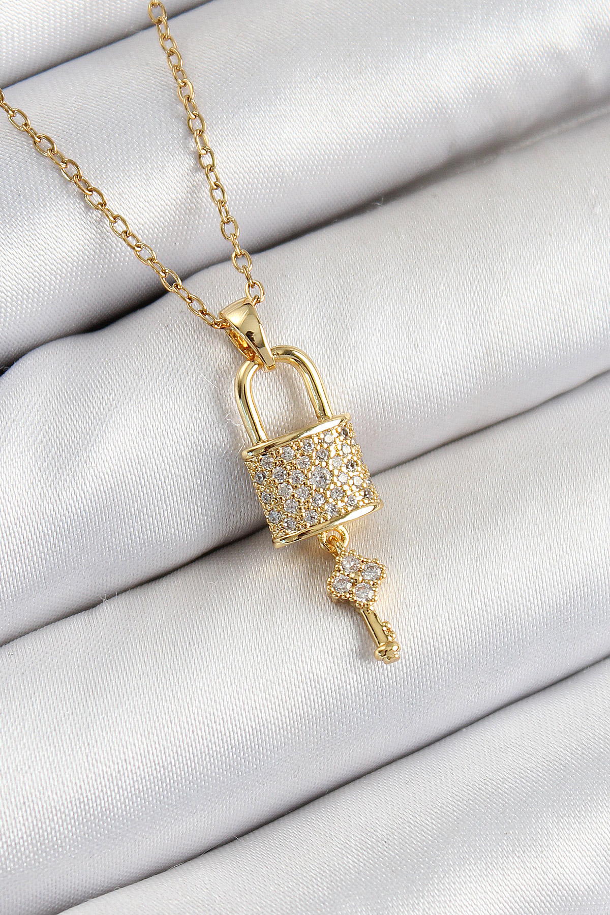 316L Çelik Zirkon Taşlı Kilit Ve Sallantılı Anahtar Model Gold Renk Kadın Kolye BKO10353
