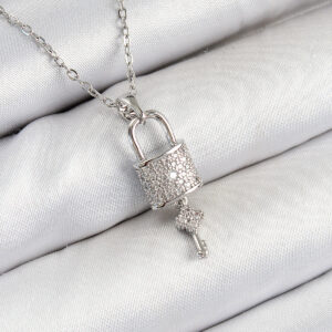 316L Çelik Zirkon Taşlı Kilit Ve Sallantılı Anahtar Model Gümüş Renk Kadın Kolye BKO10354