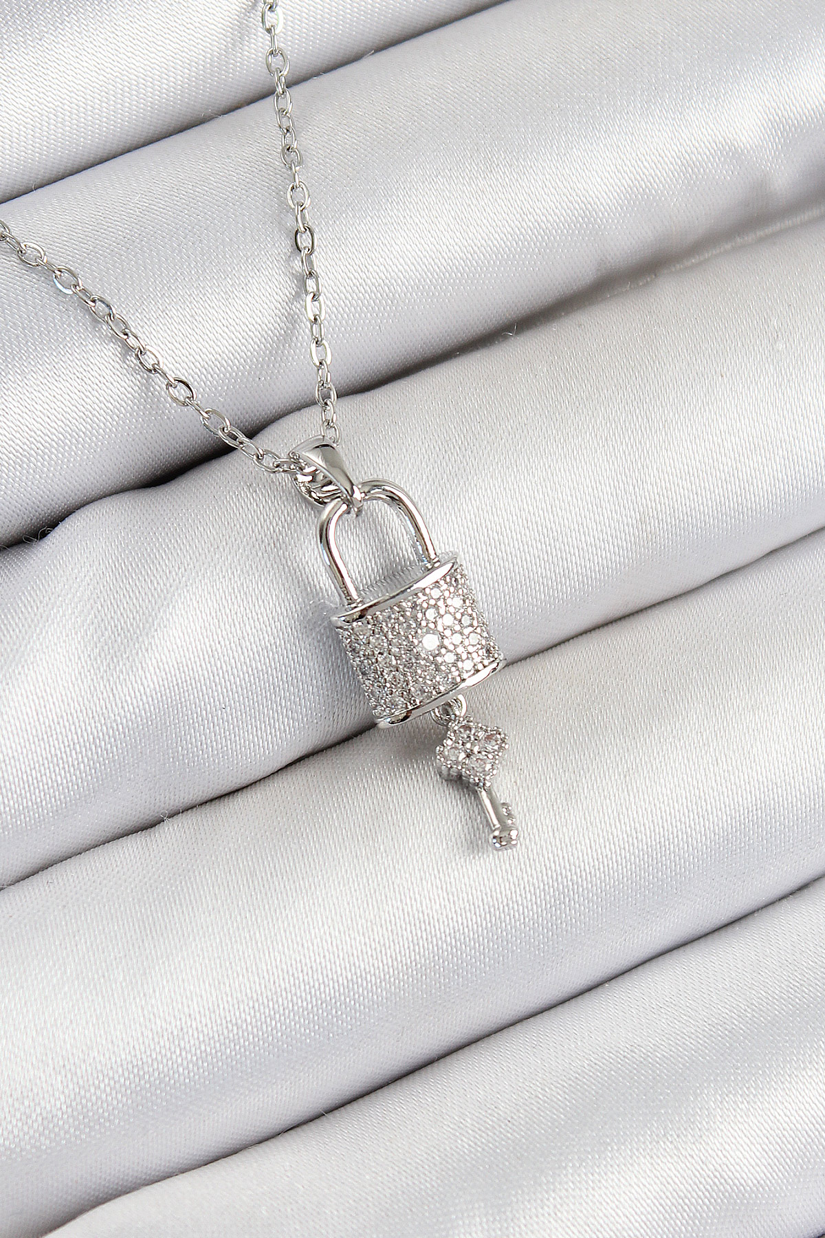 316L Çelik Zirkon Taşlı Kilit Ve Sallantılı Anahtar Model Gümüş Renk Kadın Kolye BKO10354