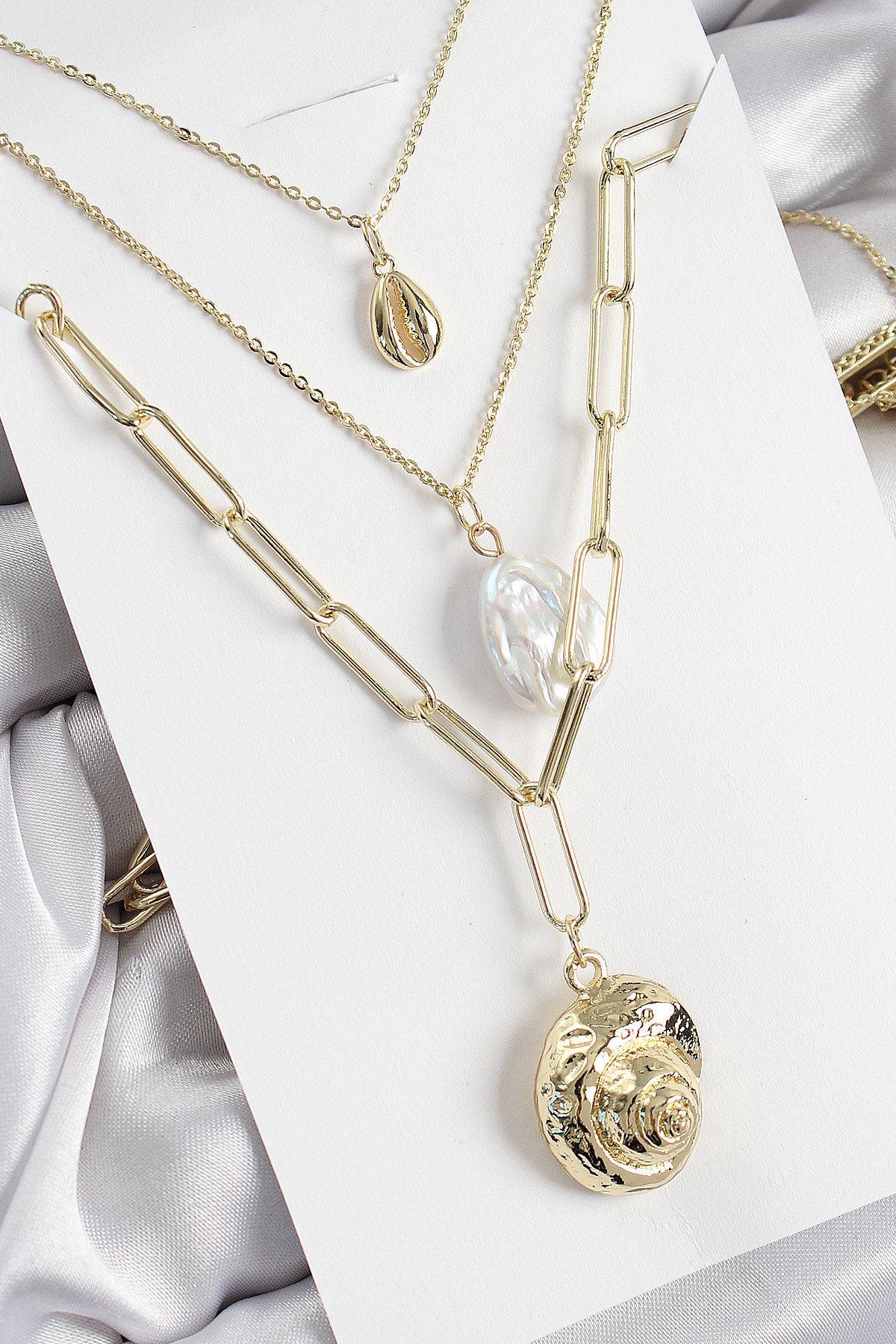 Pirinç Çoklu Zincirli İncili Deniz Kabuğu Model Gold Renk Kadın Kolye BKO10370