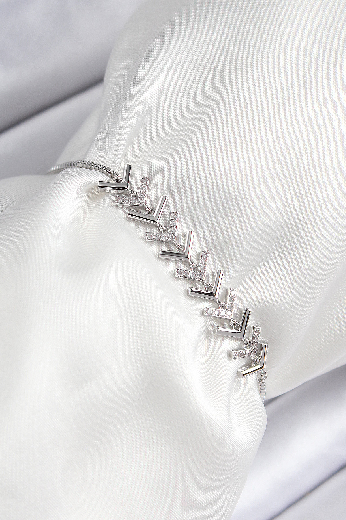 Pirinç Zirkon Taşlı Sıralı Ok Model Gümüş Renk Asansörlü Kadın Bileklik BB7456