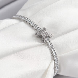 Pirinç Zirkon Taşlı X Detaylı Su Yolu Model Gümüş Renk Asansörlü Kadın Bileklik BB7467