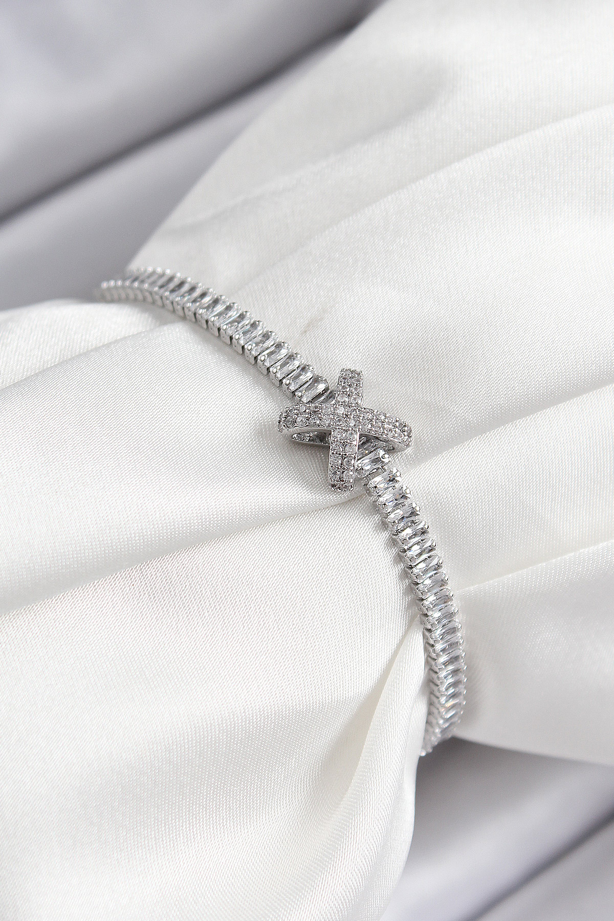 Pirinç Zirkon Taşlı X Detaylı Su Yolu Model Gümüş Renk Asansörlü Kadın Bileklik BB7467