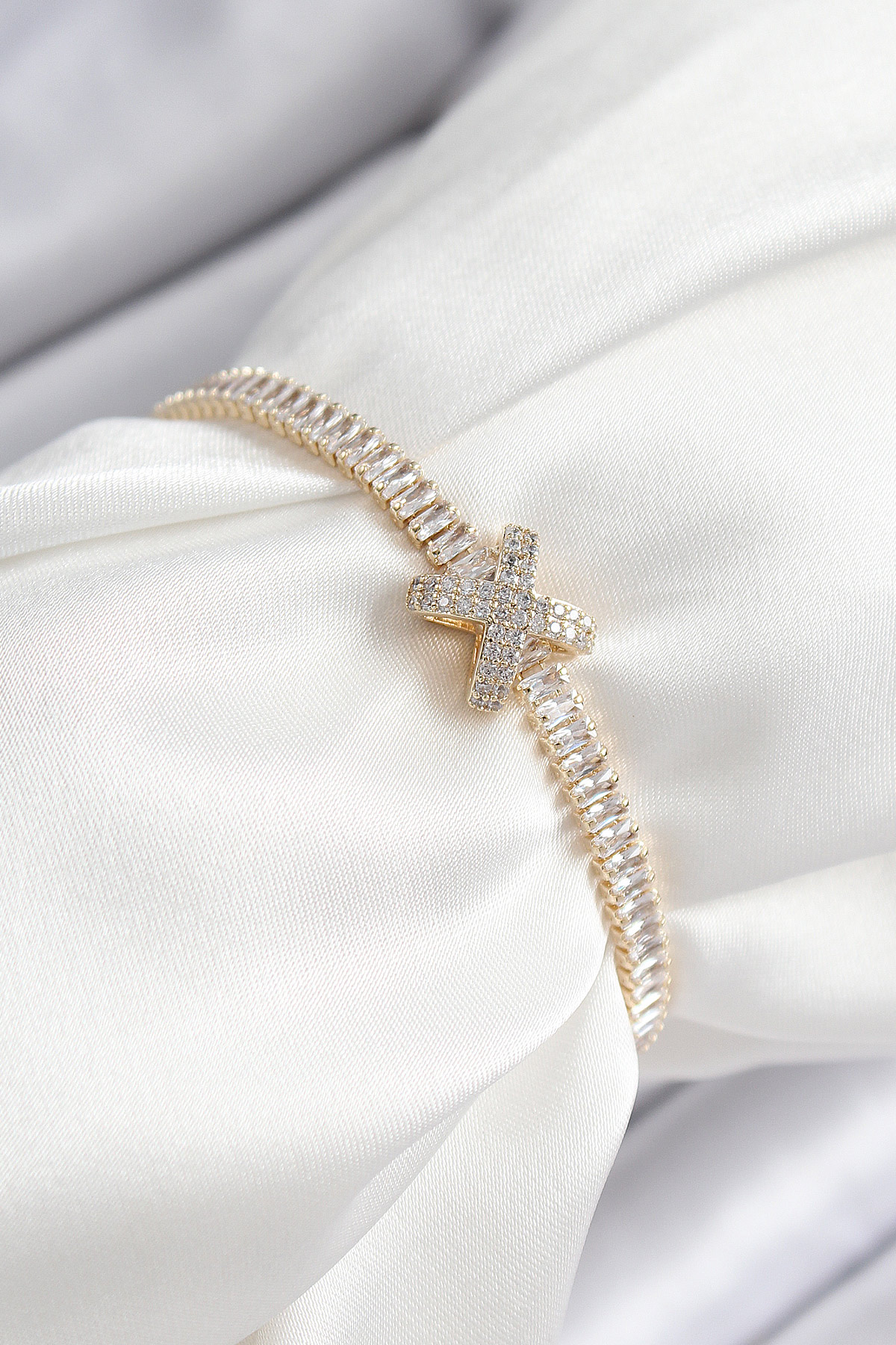 Pirinç Zirkon Taşlı X Detaylı Su Yolu Model Gold Renk Asansörlü Kadın Bileklik BB7468