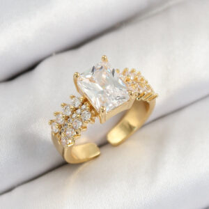 Pirinç Büyük Zirkon Taşlı Model Gold Renk Kadın Yüzük BYK3800