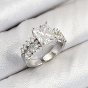 Pirinç Büyük Zirkon Taşlı Model Gümüş Renk Kadın Yüzük BYK3801