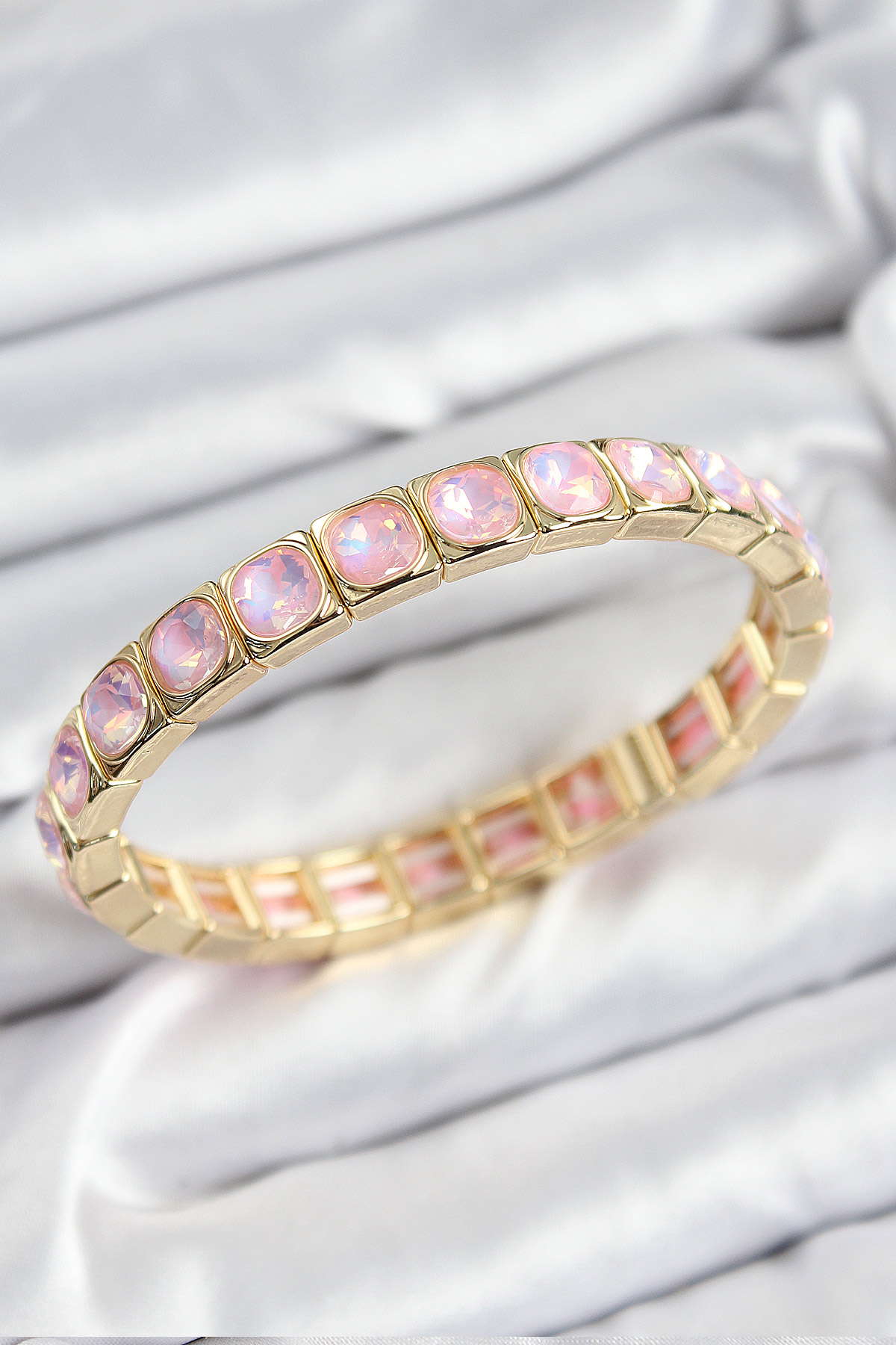 Pirinç Pembe Zirkon Taşlı Kare Model Gold Renk Lastikli Kadın Bileklik BB7499