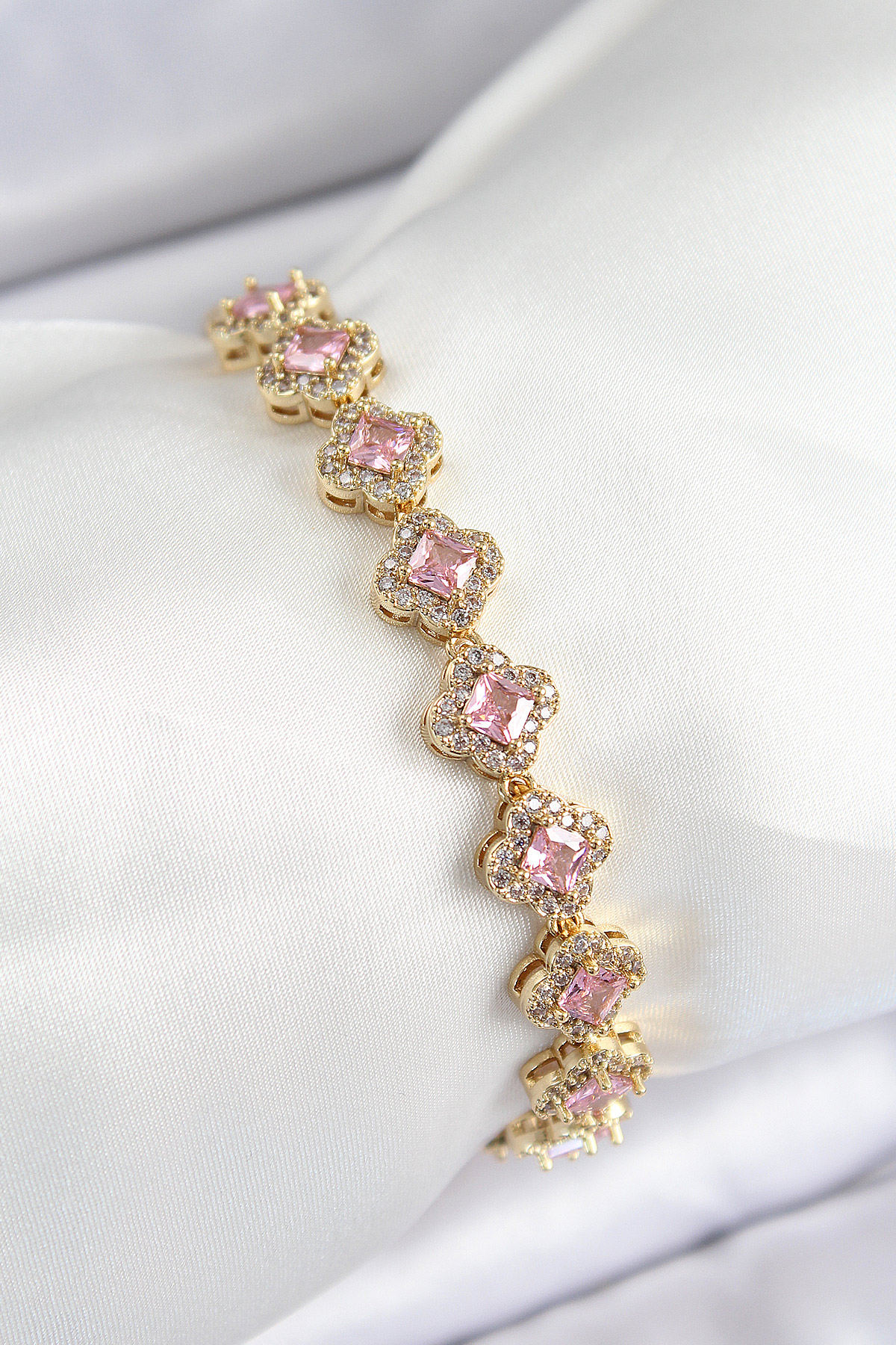 Pirinç Zirkon Taşlı Pembe Yonca Baget Model Gold Renk VIP Seri Kadın Bileklik BB7506